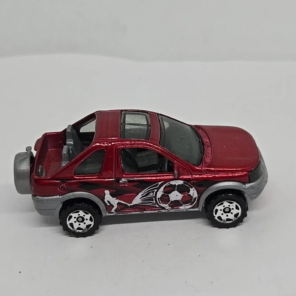 Matchbox Team Players Land Rover Freelander Convertible‎ SUV Red Soccer 1:59 NM